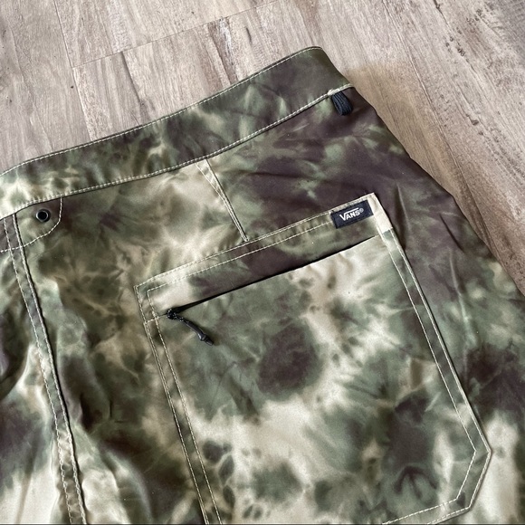 Vans Men's Voyage Trunk 2 18.5" Boardshorts (Green Pattern Camo/Tie Dye) - Picture 7 of 7